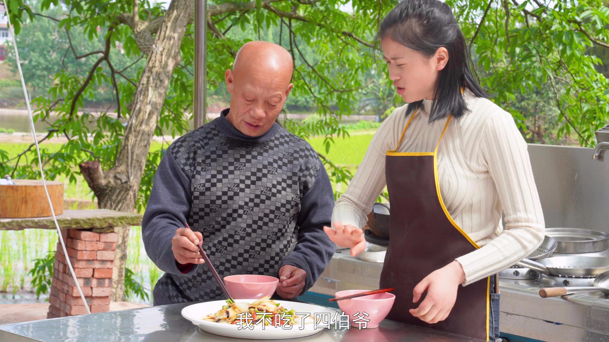 漆二娃vlog:酸辣大白菜看似简单也许很难
